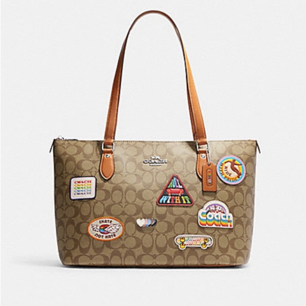 COACH GALLERY TOTE IN SIGNATURE CANVAS WITH PATCHES